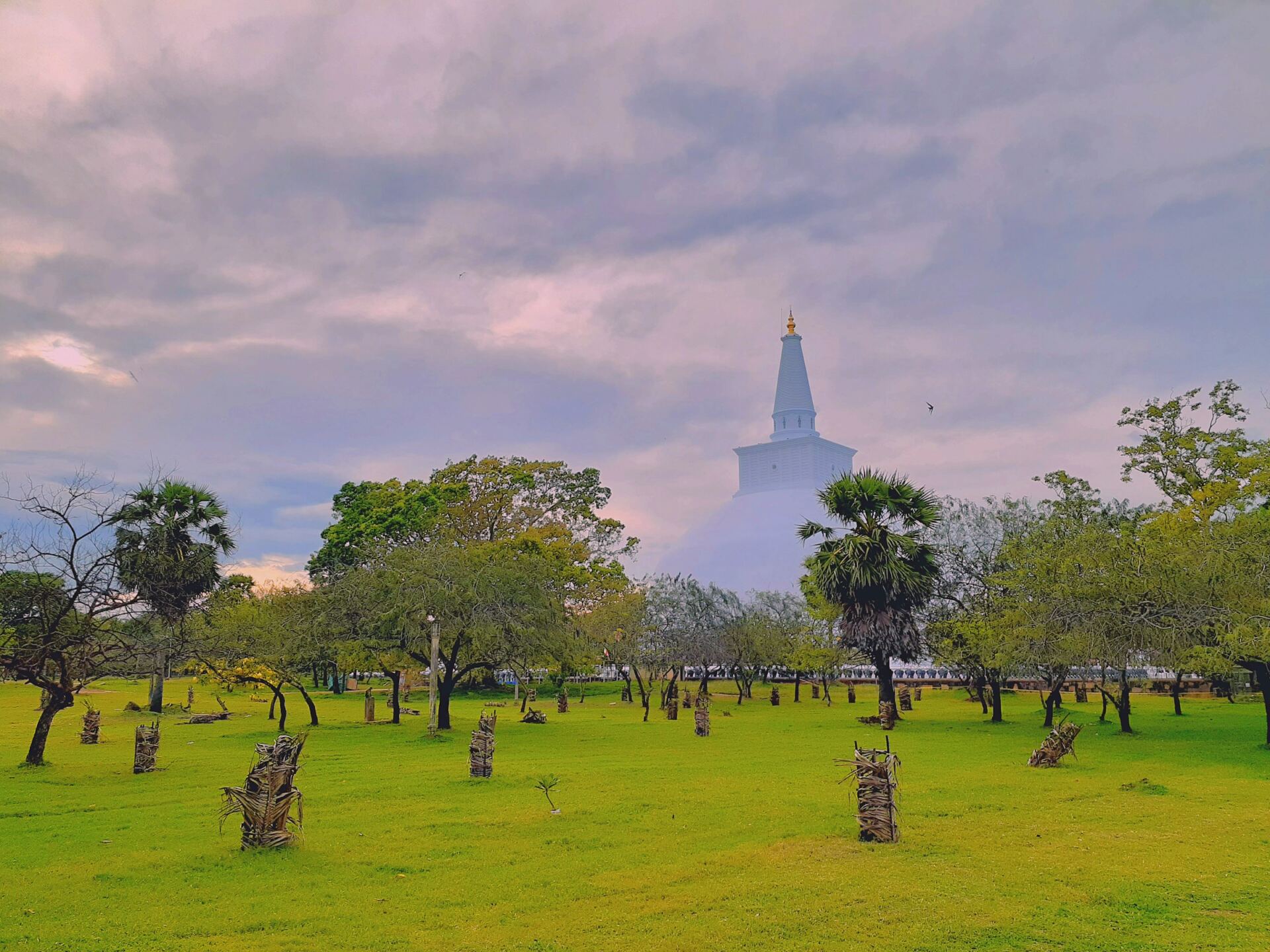 Ruwanwelisaya stupa in Anuradhapura, Sri Lanka